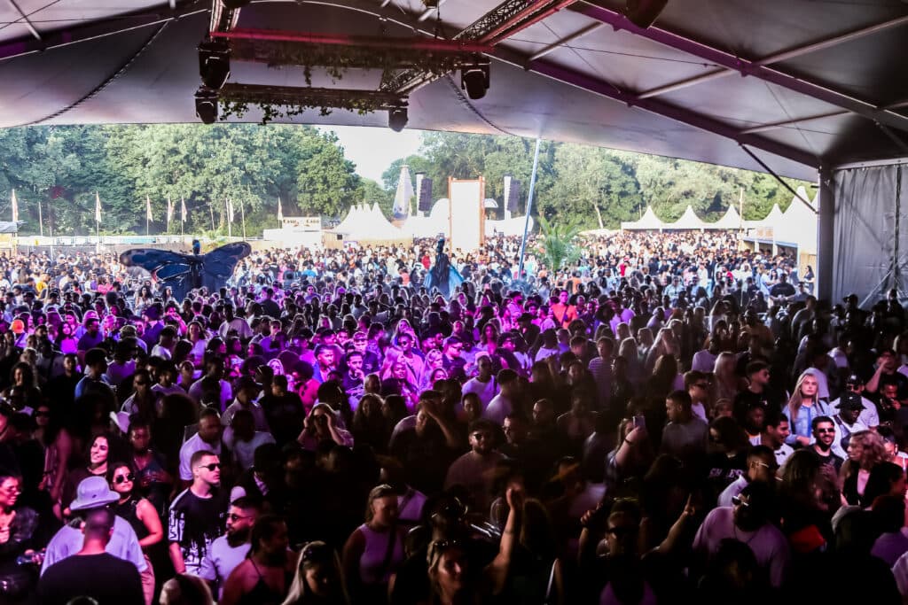 Zomer in het Zuiderpark tijdens het openluchtfestival in het Zuiderparktheater Den Haag